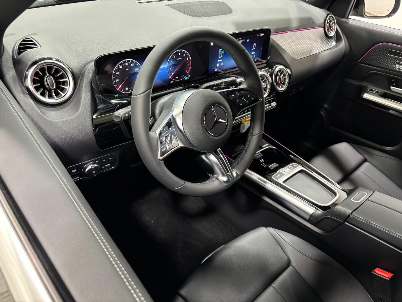 Mercedes-Benz GLA Vehicle Full-screen Gallery Image 20