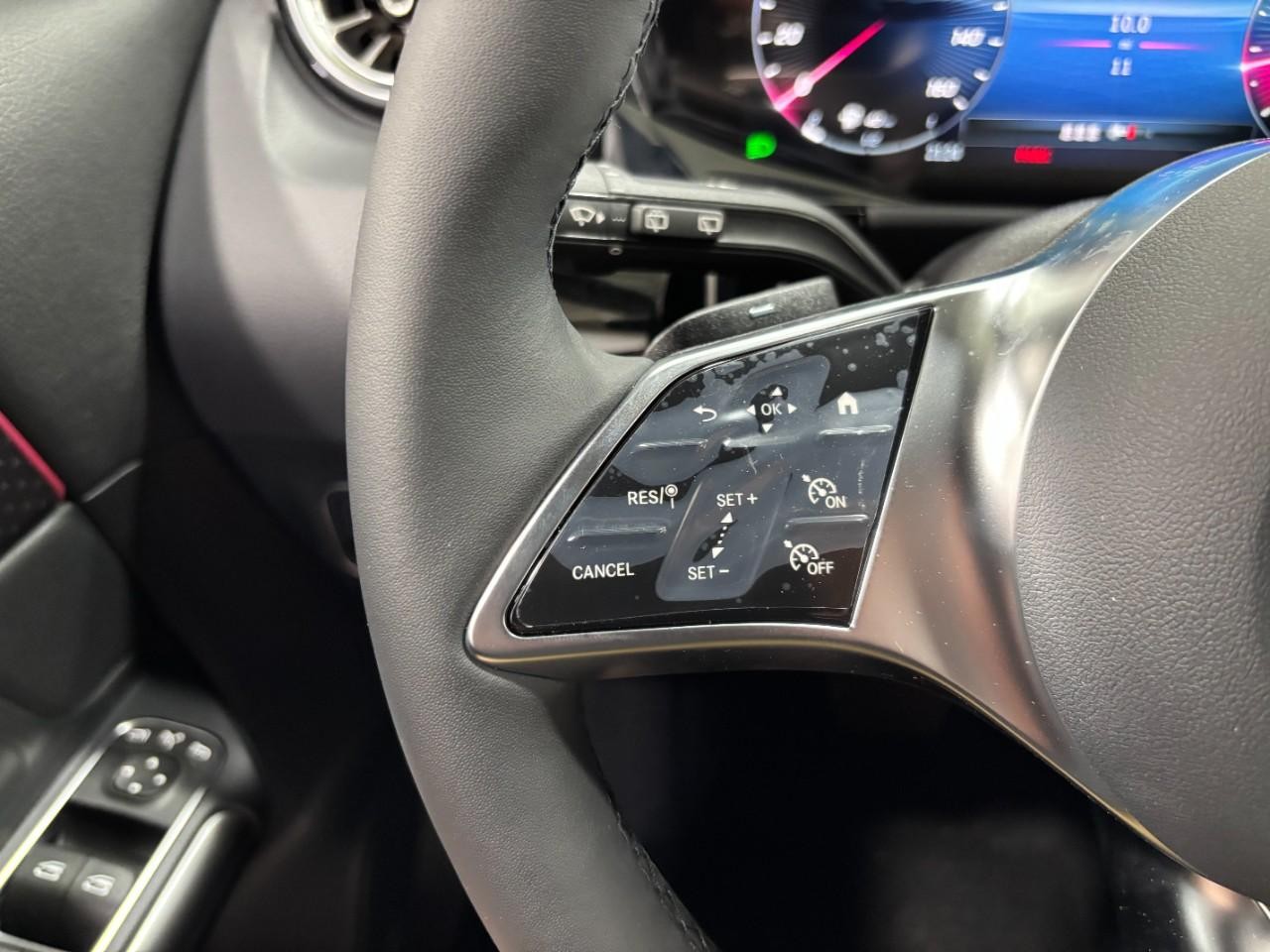 Mercedes-Benz GLA Vehicle Full-screen Gallery Image 21