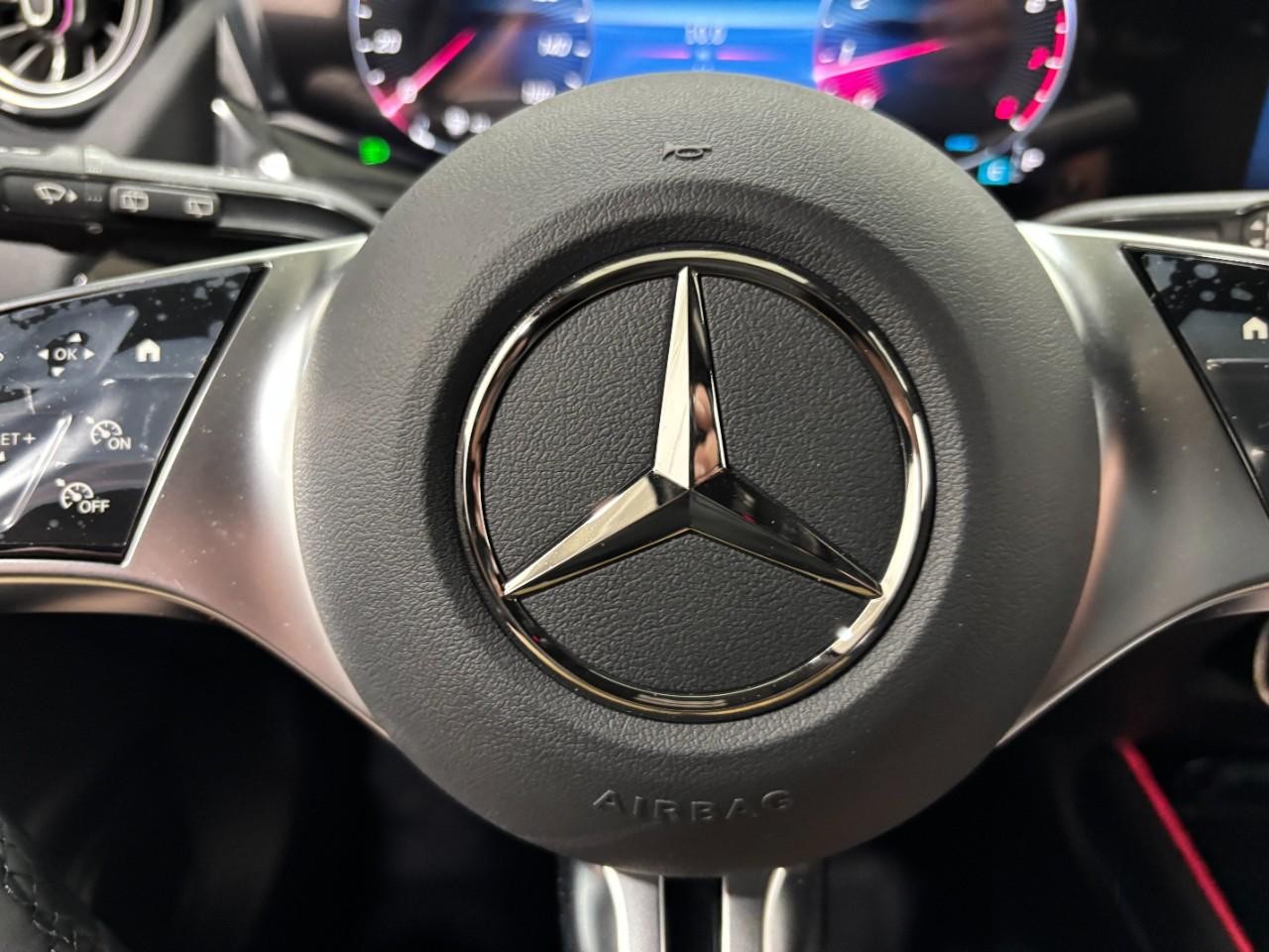 Mercedes-Benz GLA Vehicle Full-screen Gallery Image 22