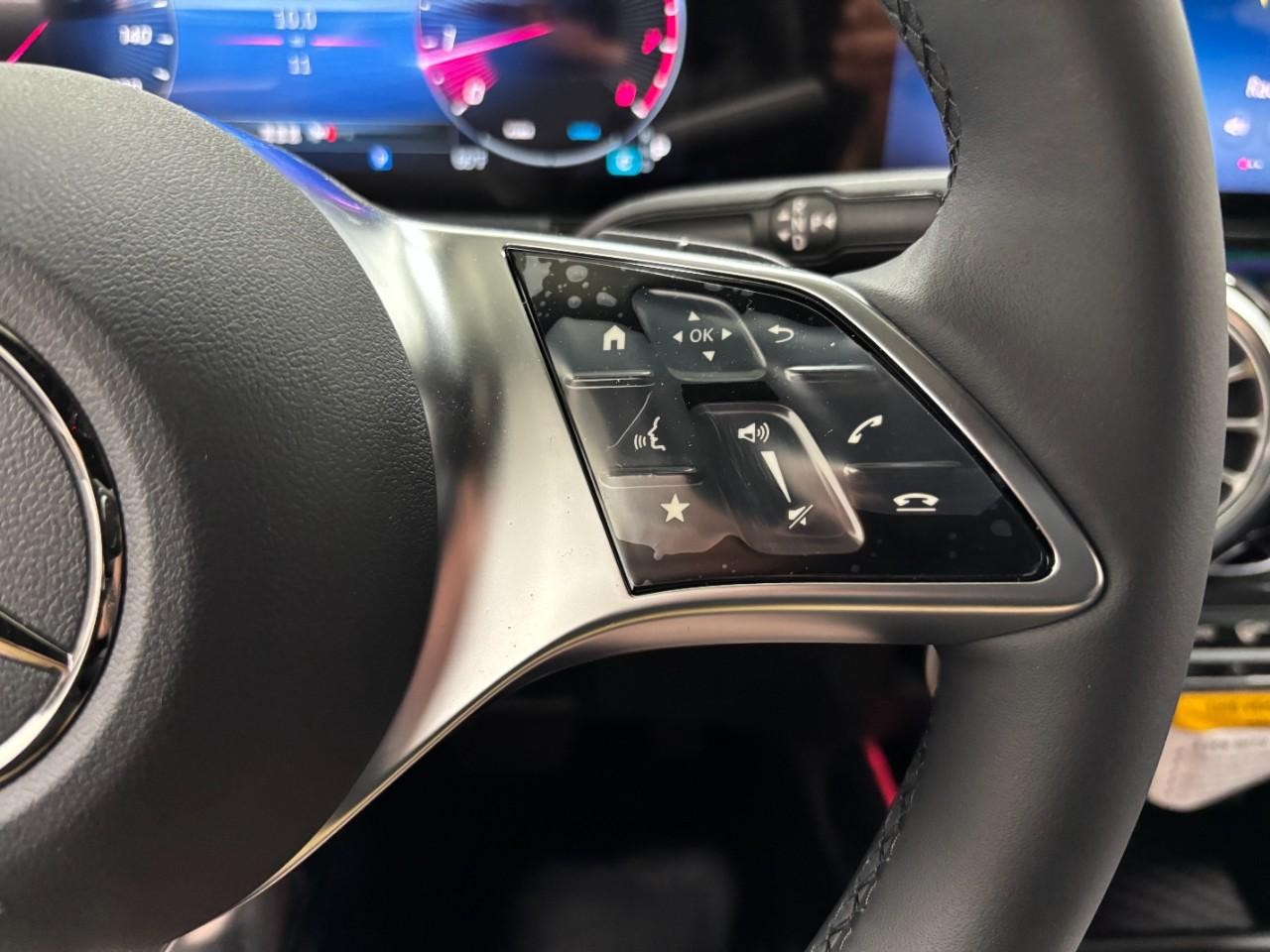 Mercedes-Benz GLA Vehicle Full-screen Gallery Image 23