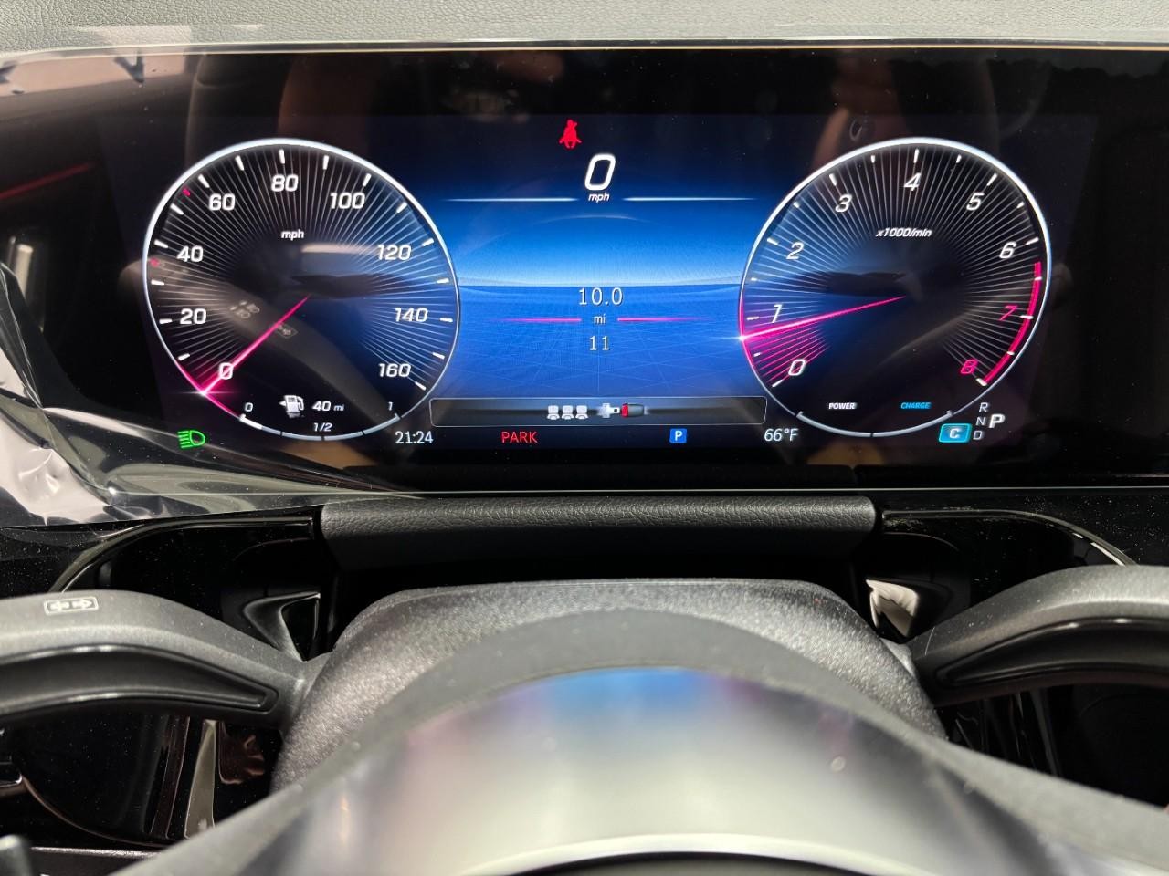 Mercedes-Benz GLA Vehicle Full-screen Gallery Image 24