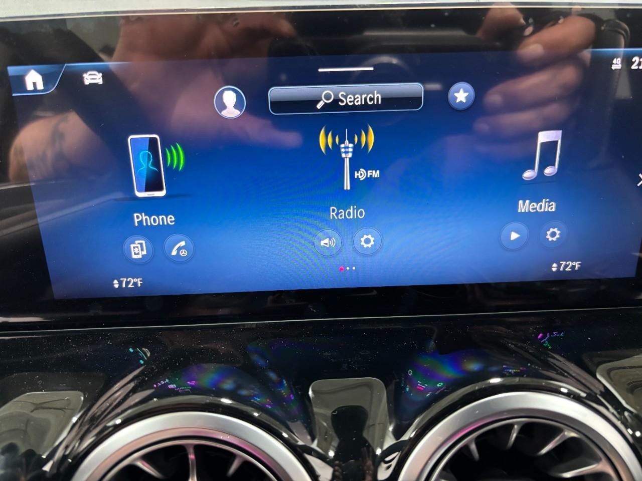 Mercedes-Benz GLA Vehicle Full-screen Gallery Image 25