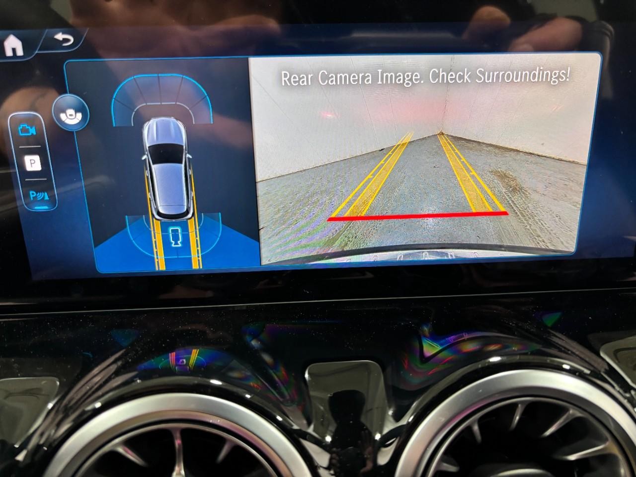 Mercedes-Benz GLA Vehicle Full-screen Gallery Image 26