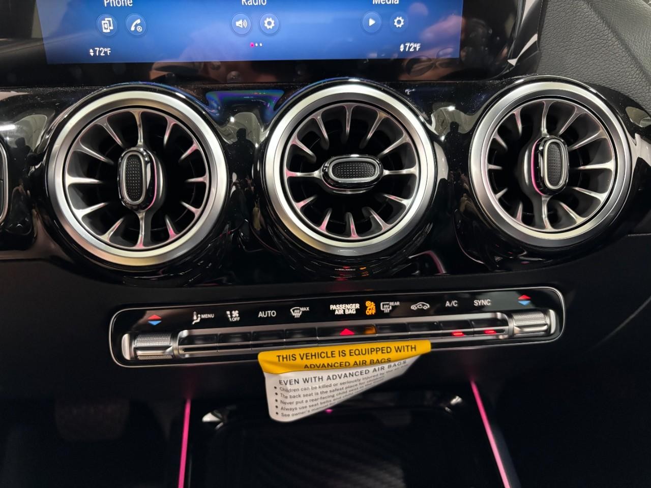 Mercedes-Benz GLA Vehicle Full-screen Gallery Image 27