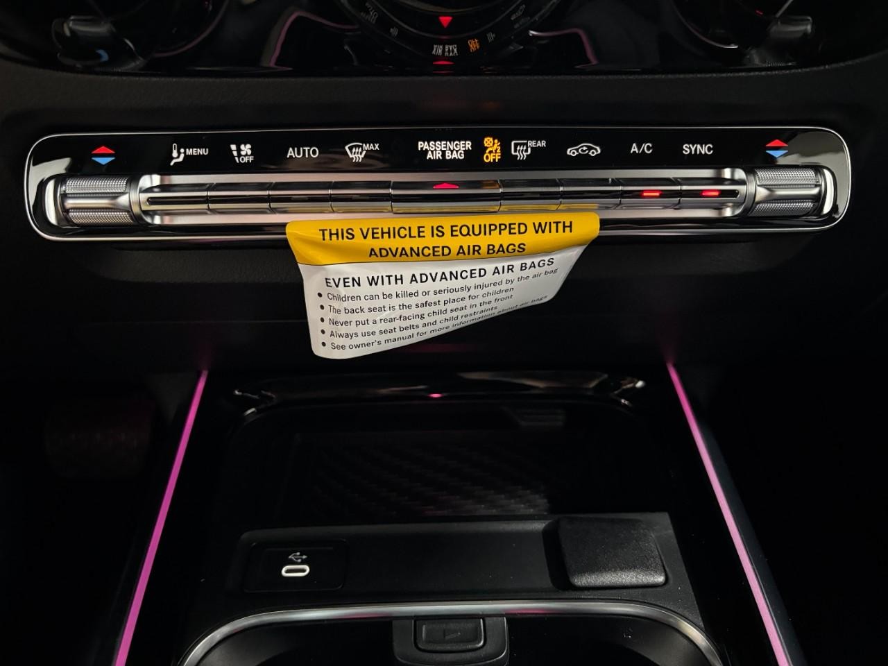 Mercedes-Benz GLA Vehicle Full-screen Gallery Image 28