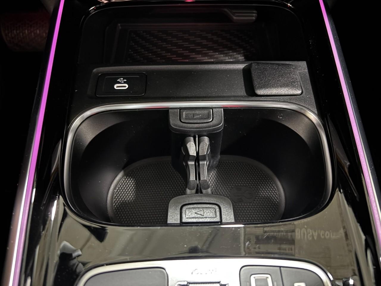 Mercedes-Benz GLA Vehicle Full-screen Gallery Image 29