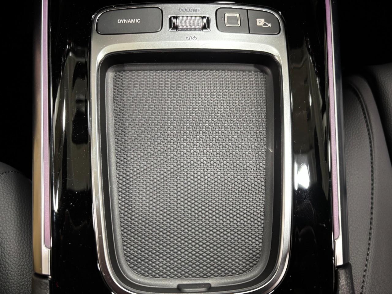 Mercedes-Benz GLA Vehicle Full-screen Gallery Image 30