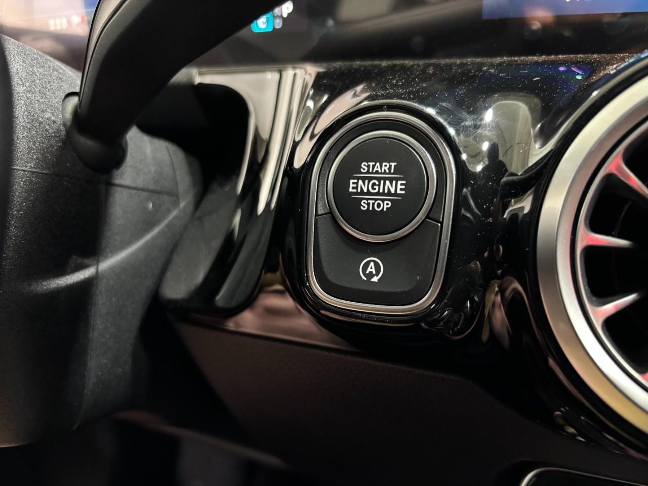 Mercedes-Benz GLA Vehicle Full-screen Gallery Image 31