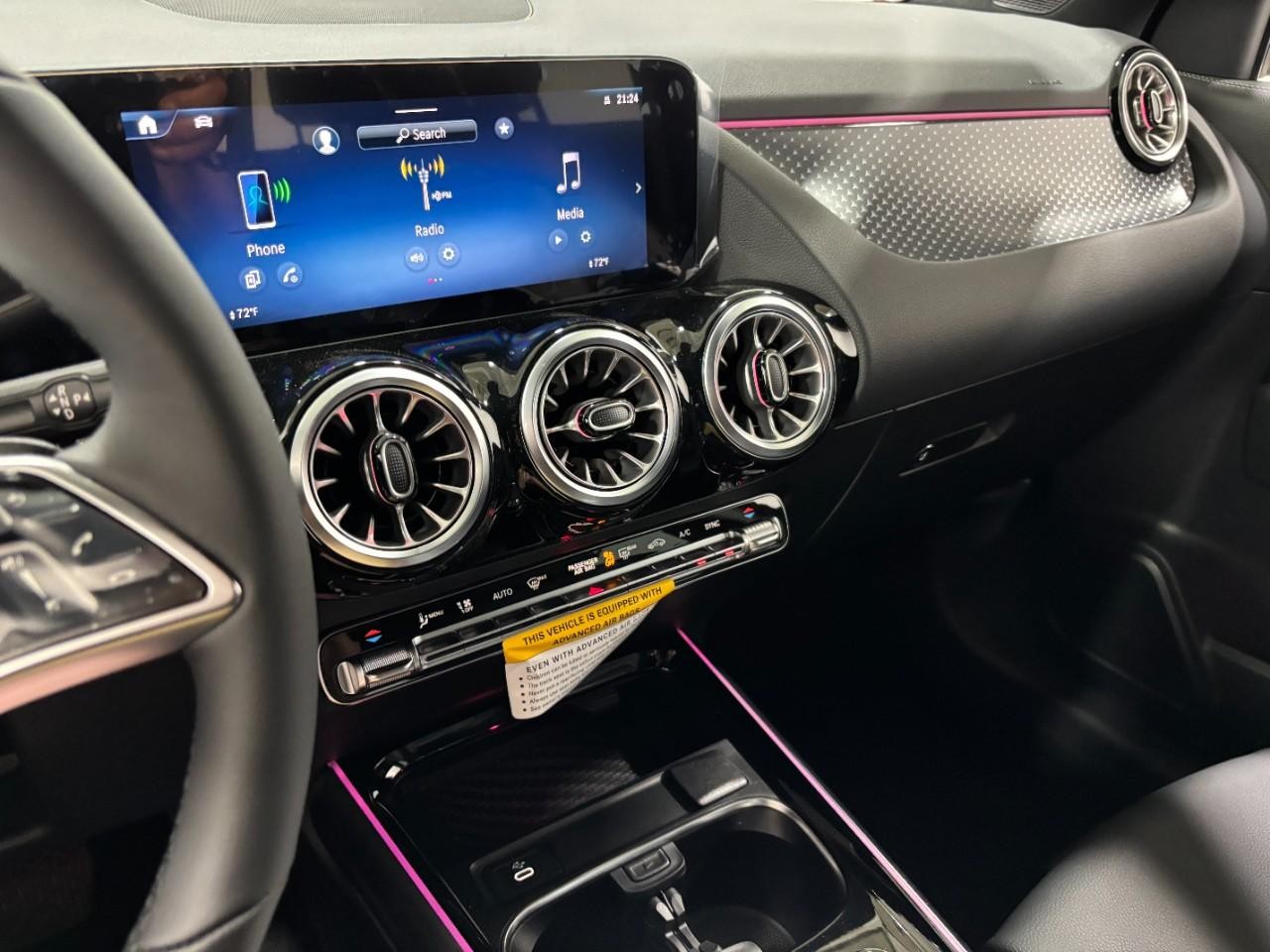 Mercedes-Benz GLA Vehicle Full-screen Gallery Image 32