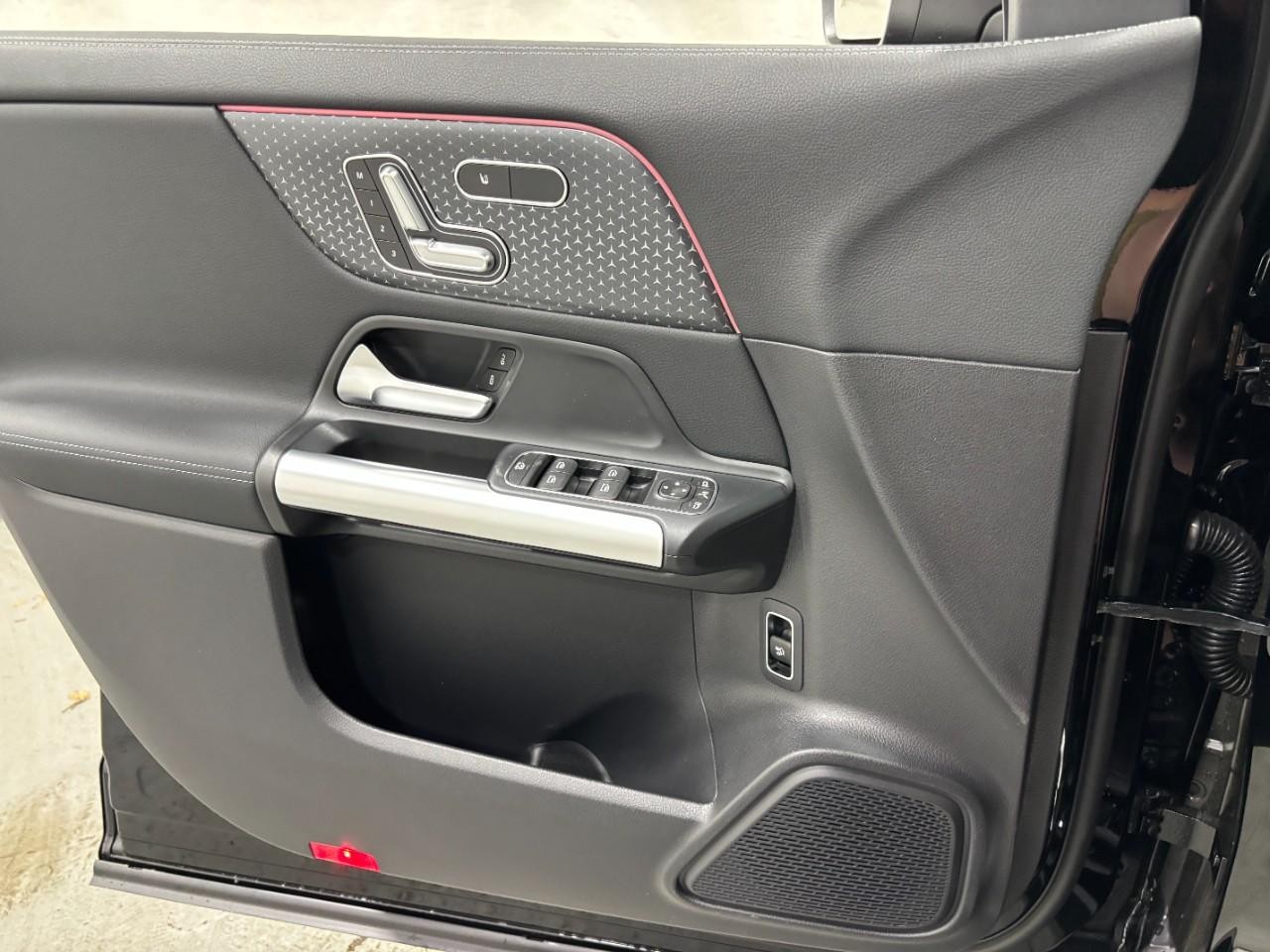 Mercedes-Benz GLA Vehicle Full-screen Gallery Image 33