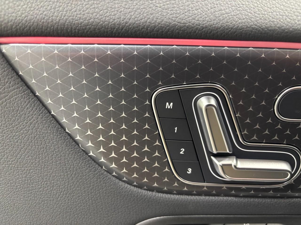 Mercedes-Benz GLA Vehicle Full-screen Gallery Image 34