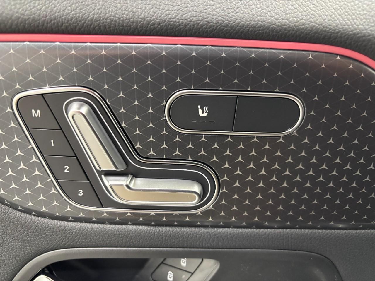 Mercedes-Benz GLA Vehicle Full-screen Gallery Image 35