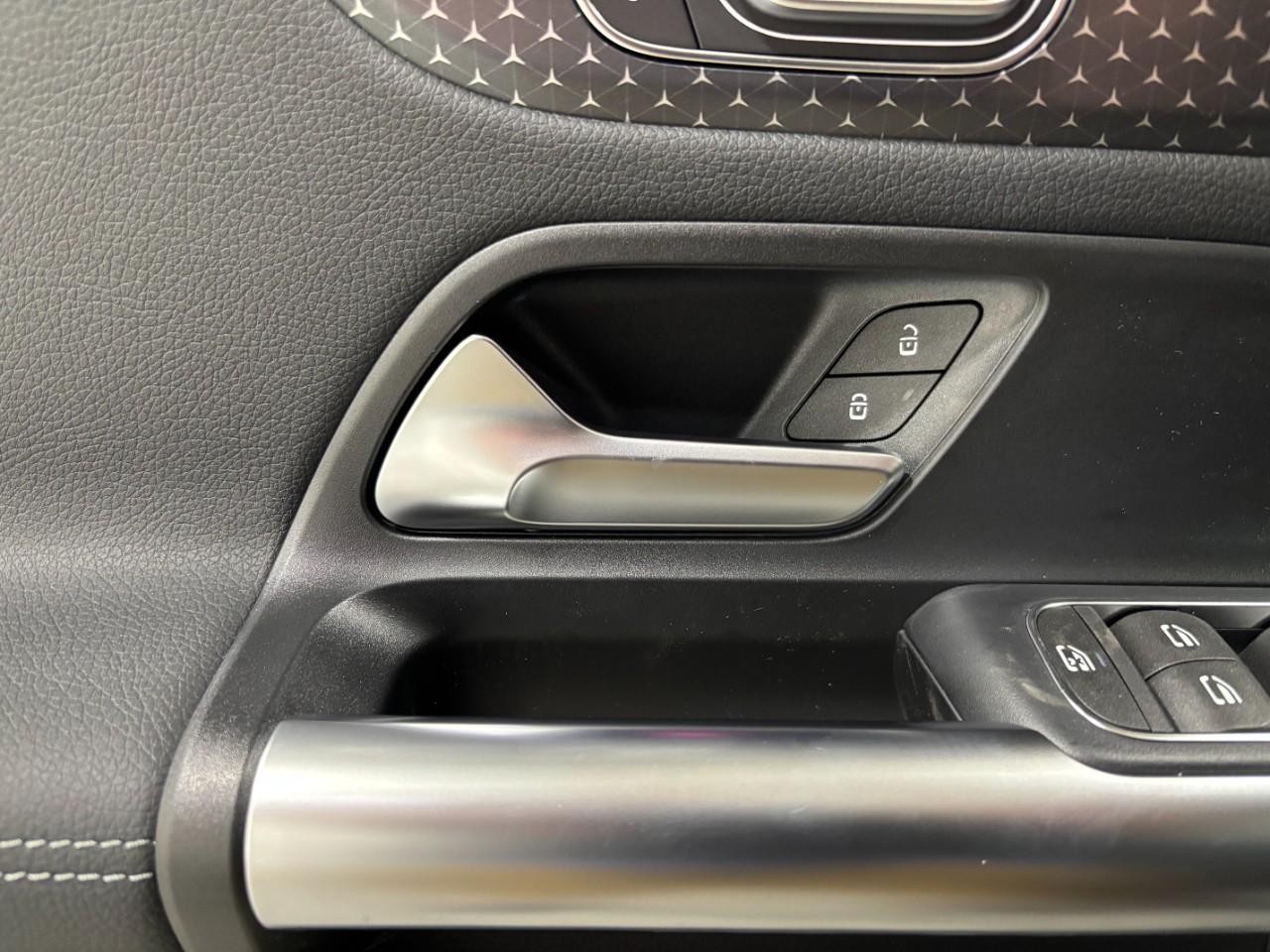 Mercedes-Benz GLA Vehicle Full-screen Gallery Image 36