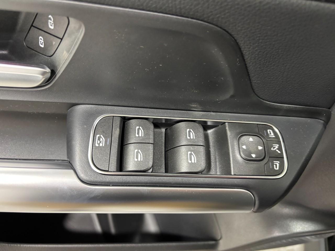 Mercedes-Benz GLA Vehicle Full-screen Gallery Image 37