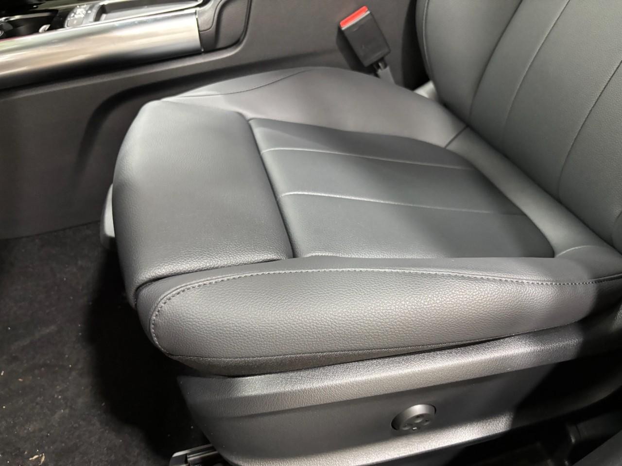 Mercedes-Benz GLA Vehicle Full-screen Gallery Image 38