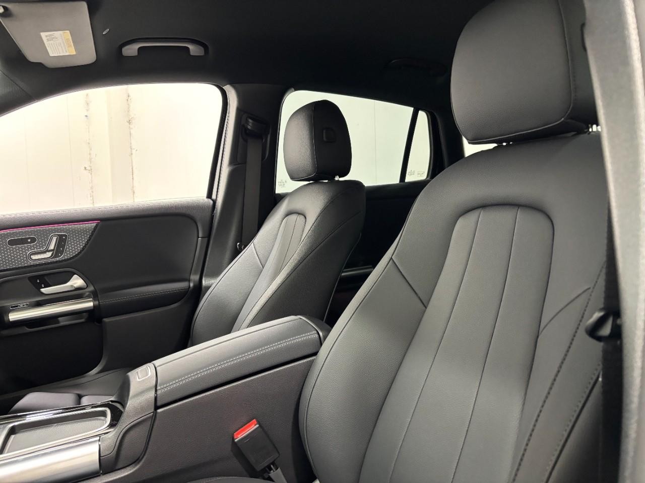 Mercedes-Benz GLA Vehicle Full-screen Gallery Image 39