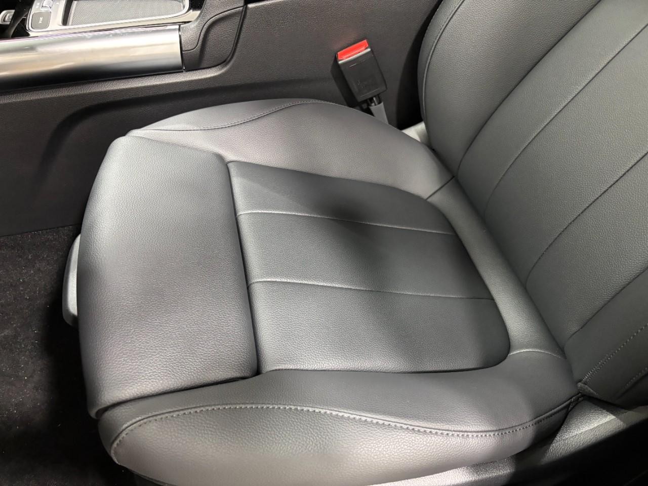 Mercedes-Benz GLA Vehicle Full-screen Gallery Image 40