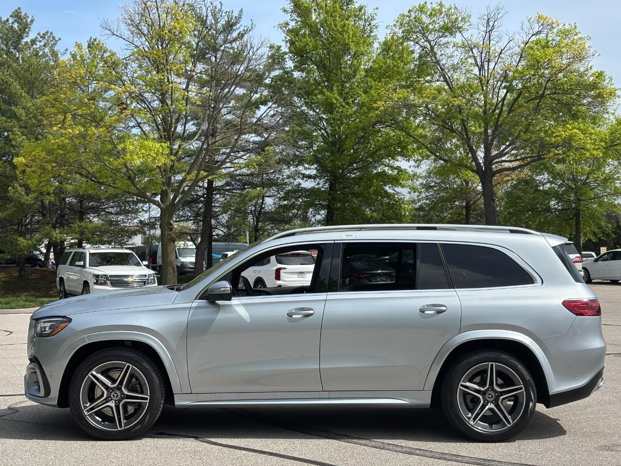 Mercedes-Benz GLS Vehicle Full-screen Gallery Image 2