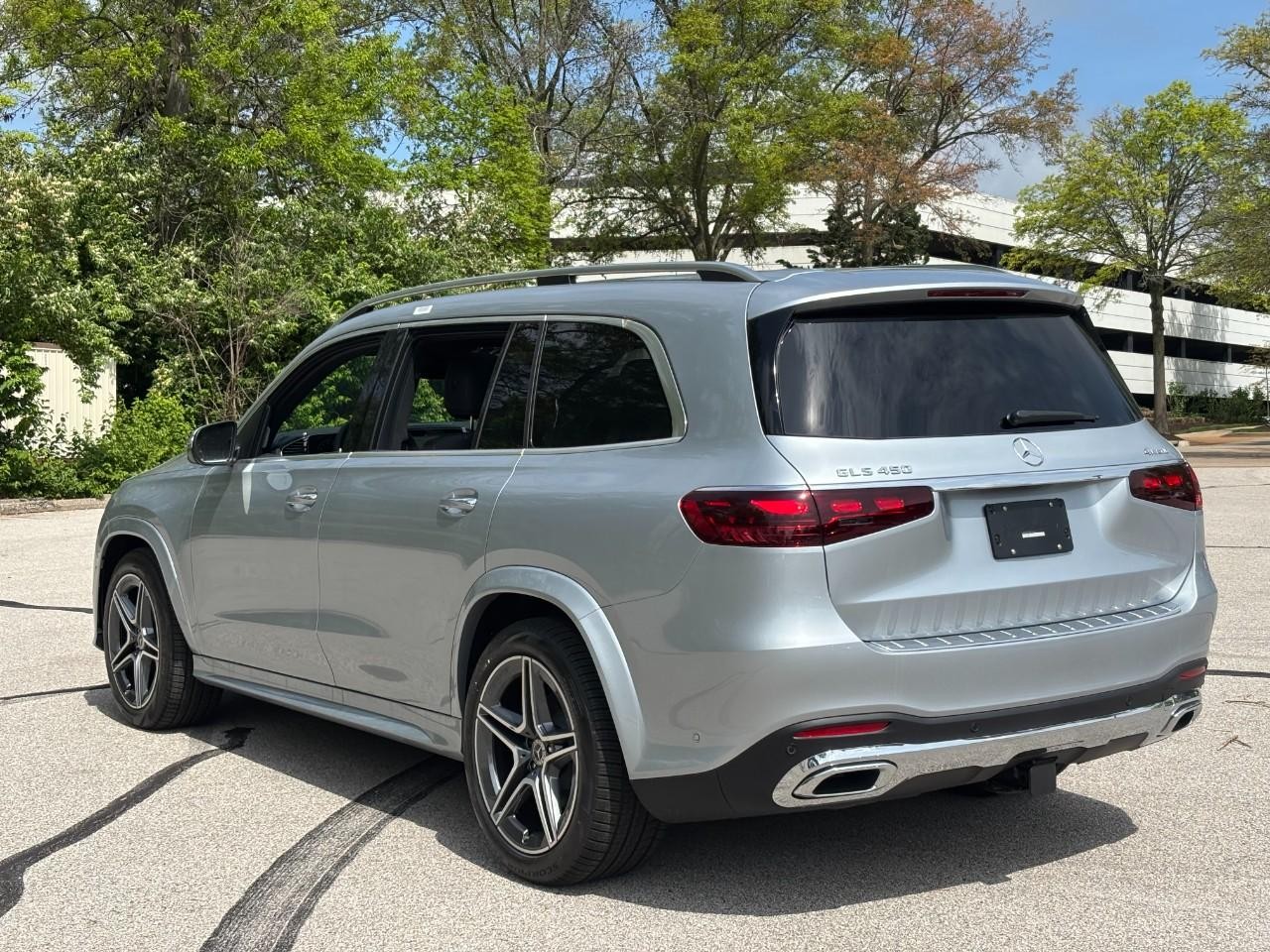 Mercedes-Benz GLS Vehicle Full-screen Gallery Image 3