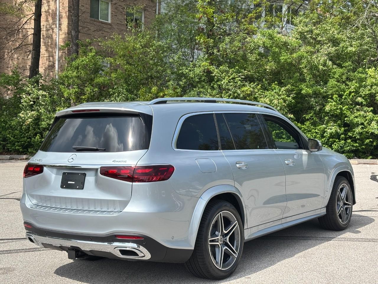 Mercedes-Benz GLS Vehicle Full-screen Gallery Image 4