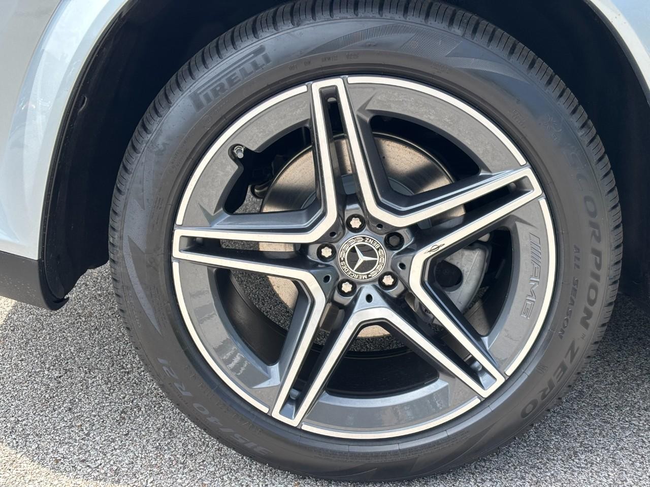 Mercedes-Benz GLS Vehicle Full-screen Gallery Image 5