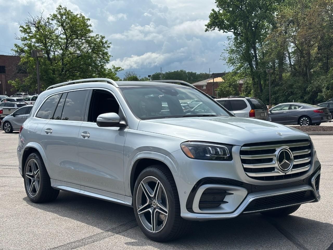 Mercedes-Benz GLS Vehicle Full-screen Gallery Image 6