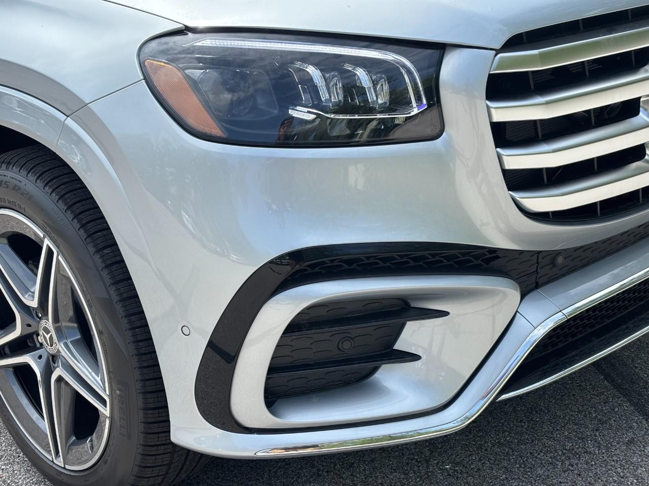 Mercedes-Benz GLS Vehicle Full-screen Gallery Image 8