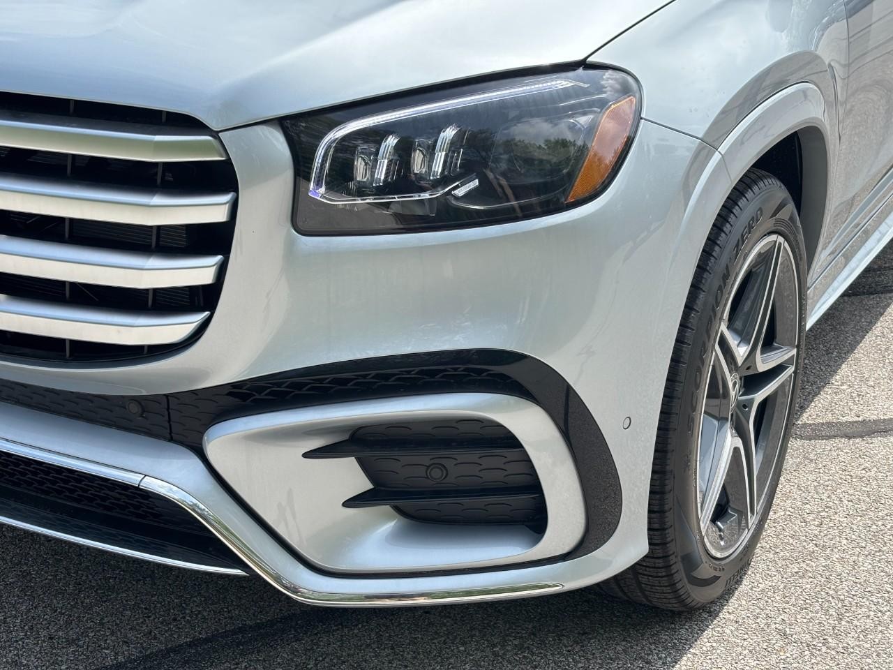 Mercedes-Benz GLS Vehicle Full-screen Gallery Image 9