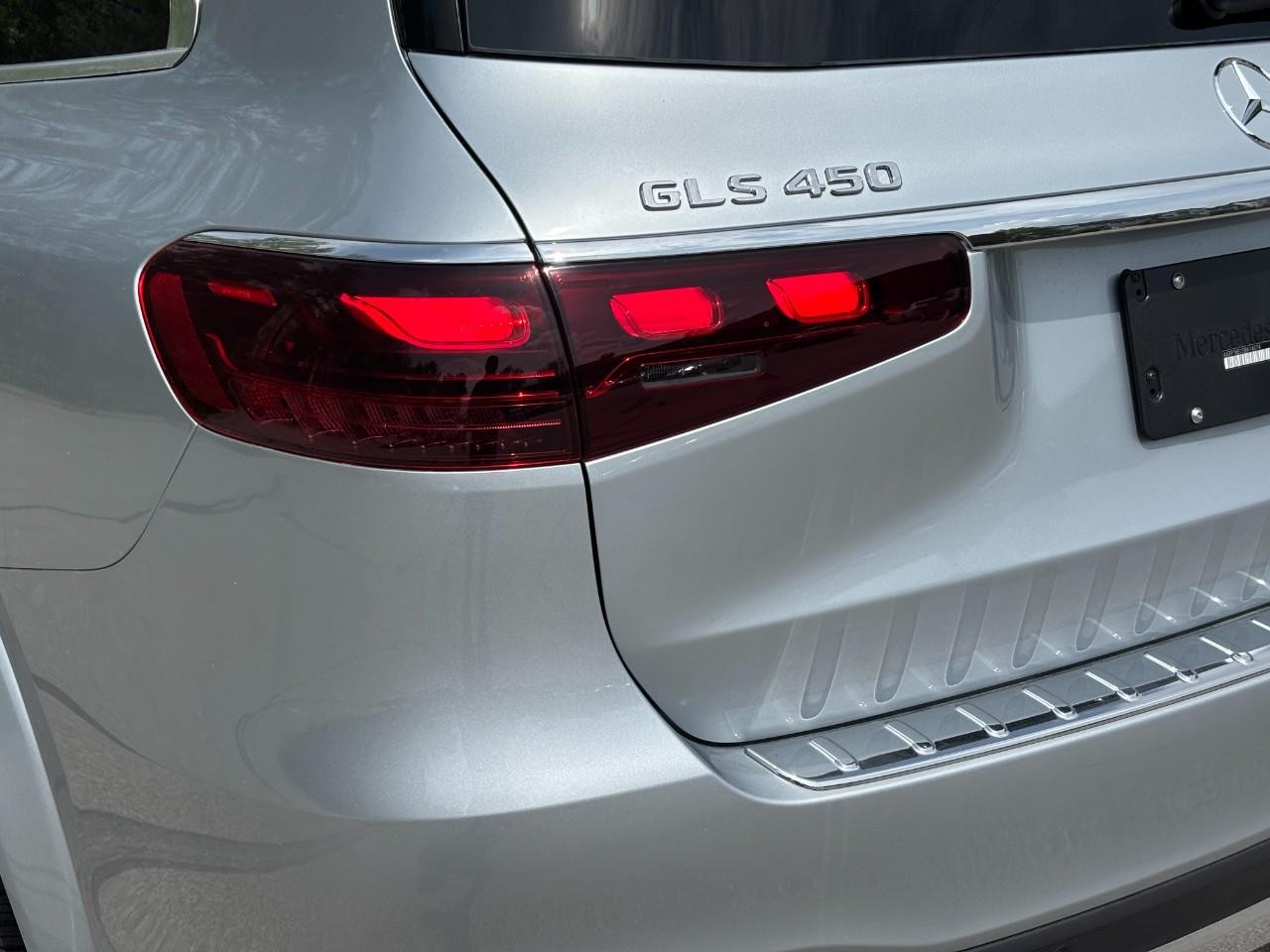 Mercedes-Benz GLS Vehicle Full-screen Gallery Image 11