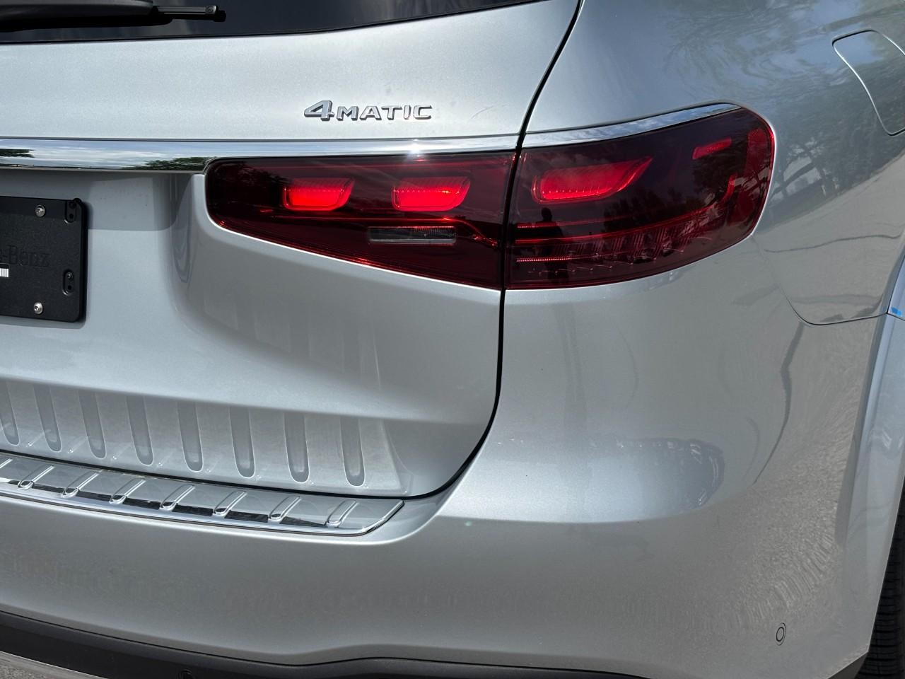 Mercedes-Benz GLS Vehicle Full-screen Gallery Image 12