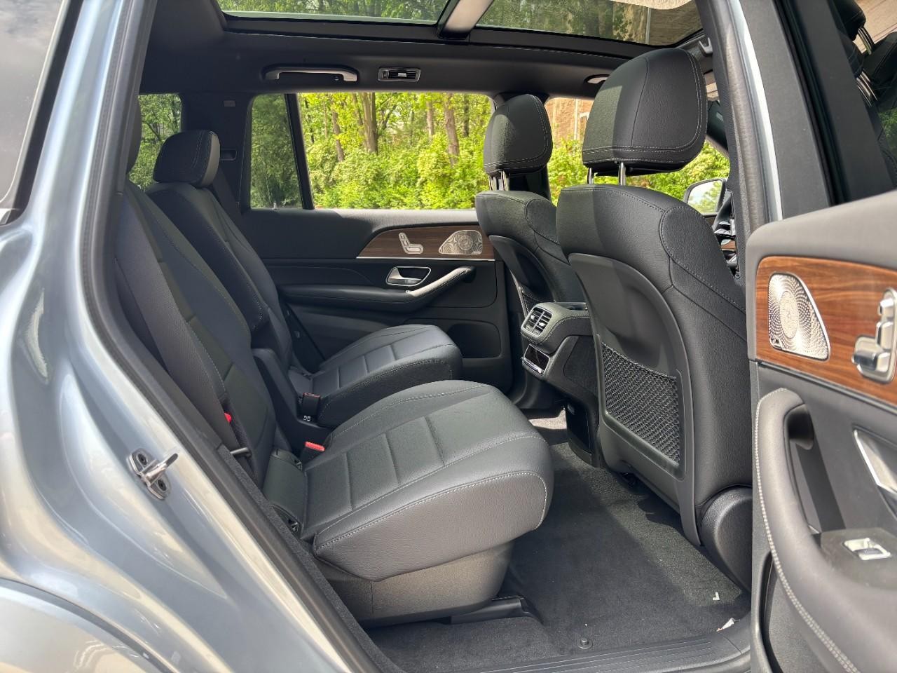 Mercedes-Benz GLS Vehicle Full-screen Gallery Image 14