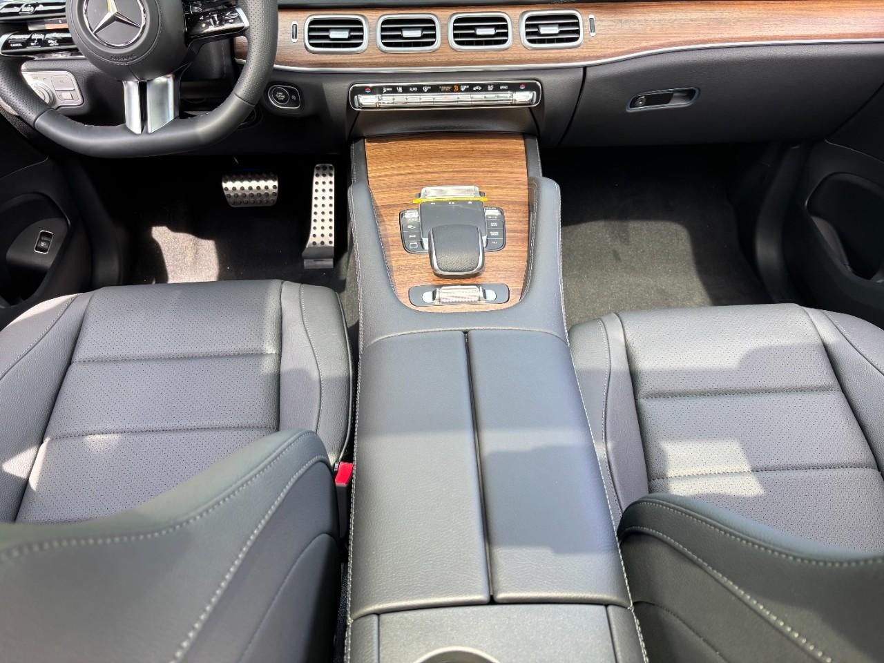 Mercedes-Benz GLS Vehicle Full-screen Gallery Image 18