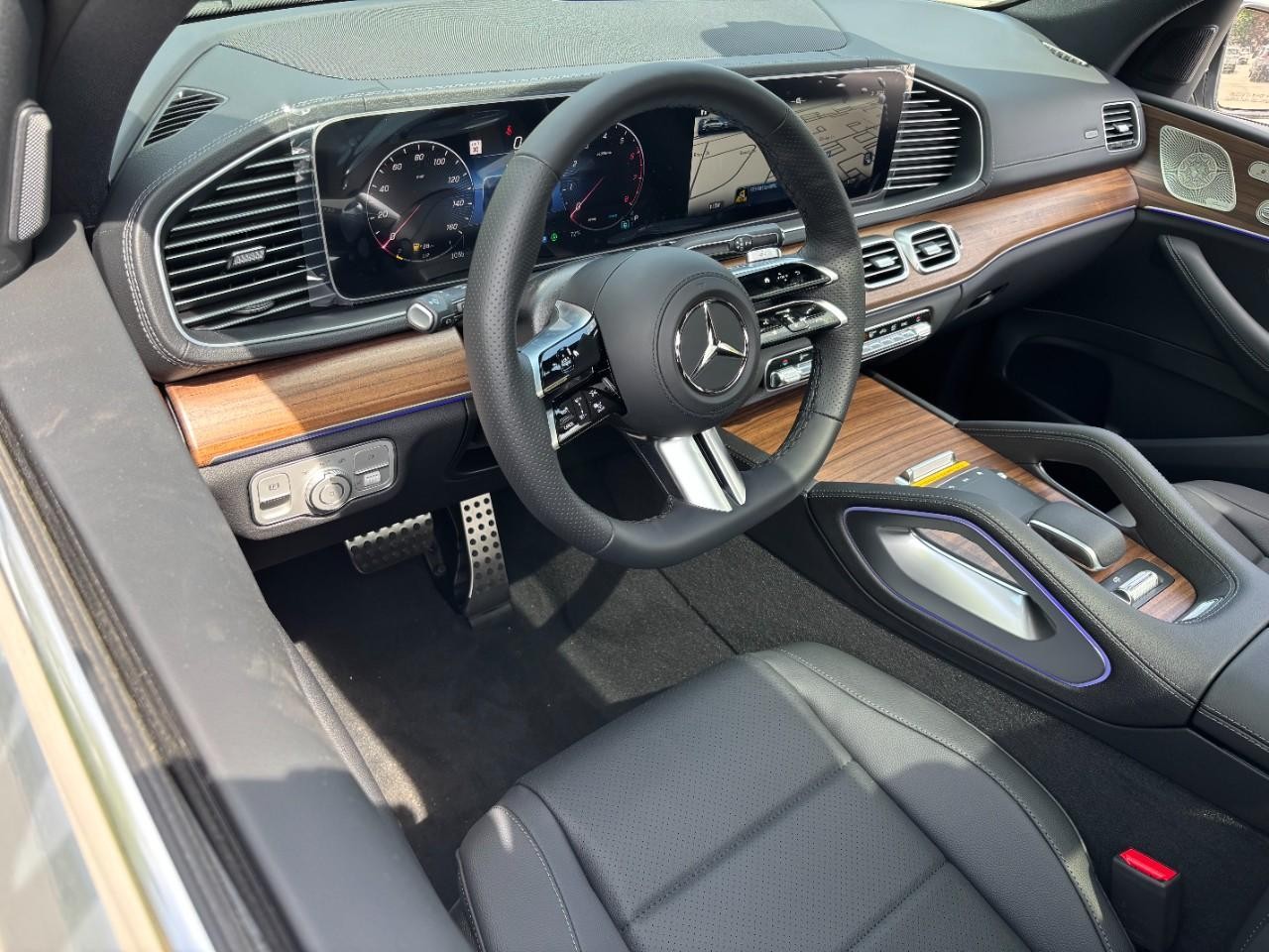 Mercedes-Benz GLS Vehicle Full-screen Gallery Image 21