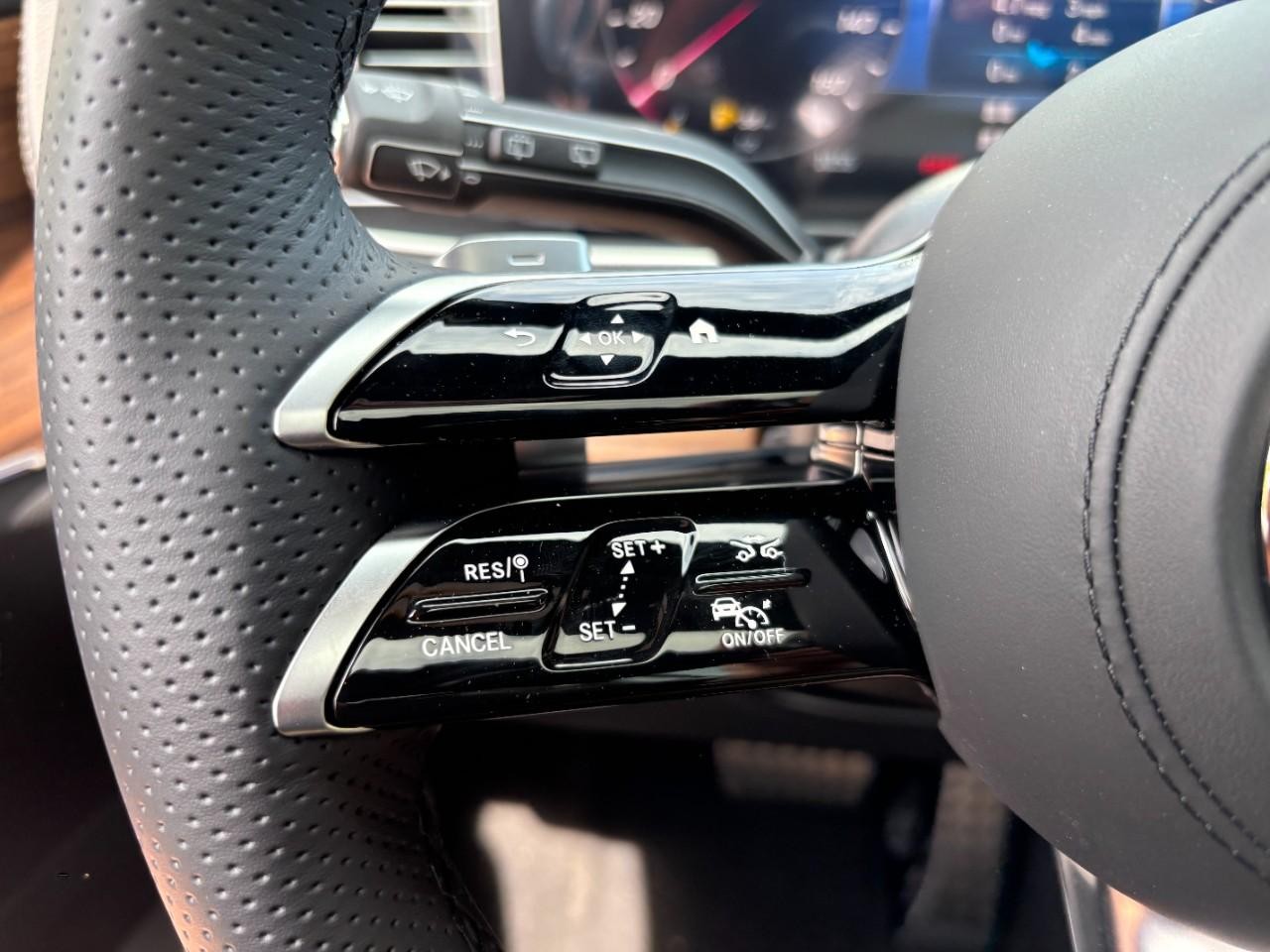 Mercedes-Benz GLS Vehicle Full-screen Gallery Image 22