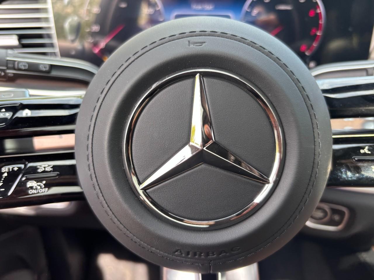 Mercedes-Benz GLS Vehicle Full-screen Gallery Image 23