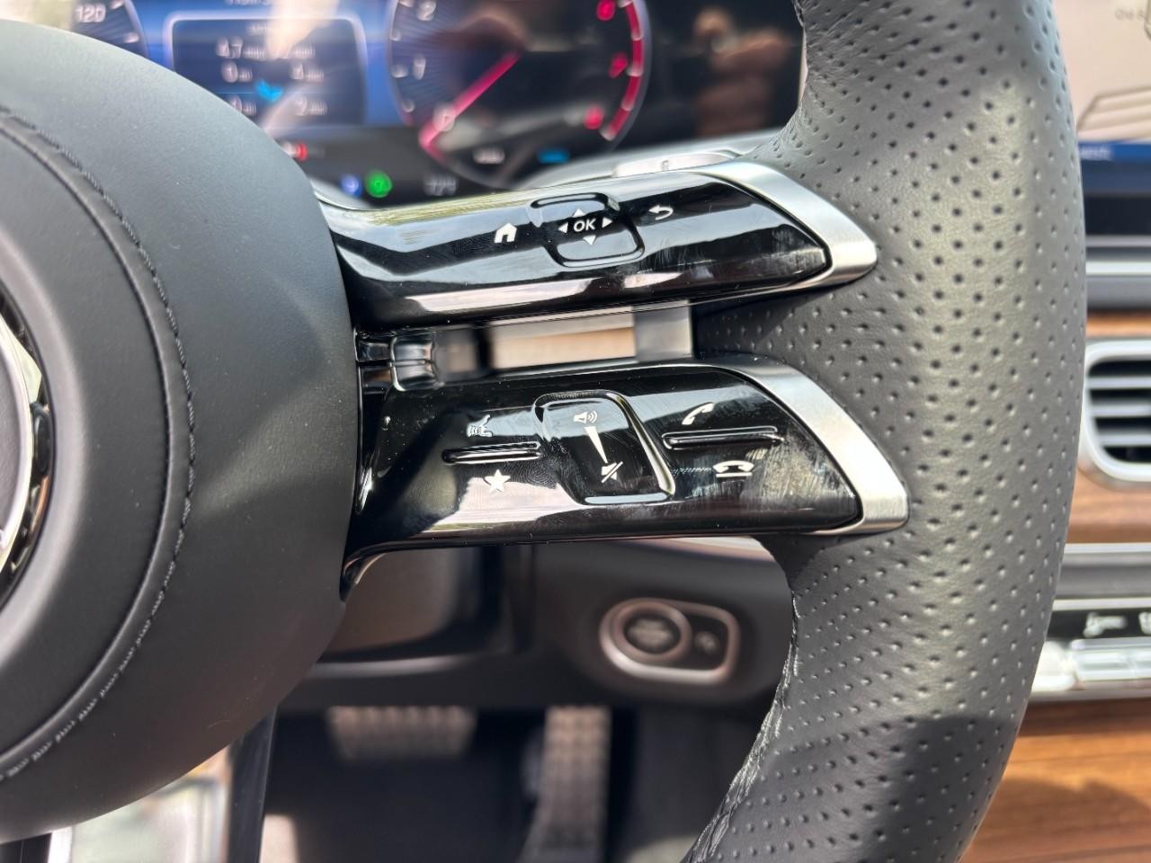 Mercedes-Benz GLS Vehicle Full-screen Gallery Image 24