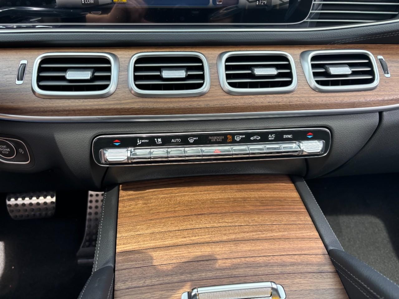 Mercedes-Benz GLS Vehicle Full-screen Gallery Image 28