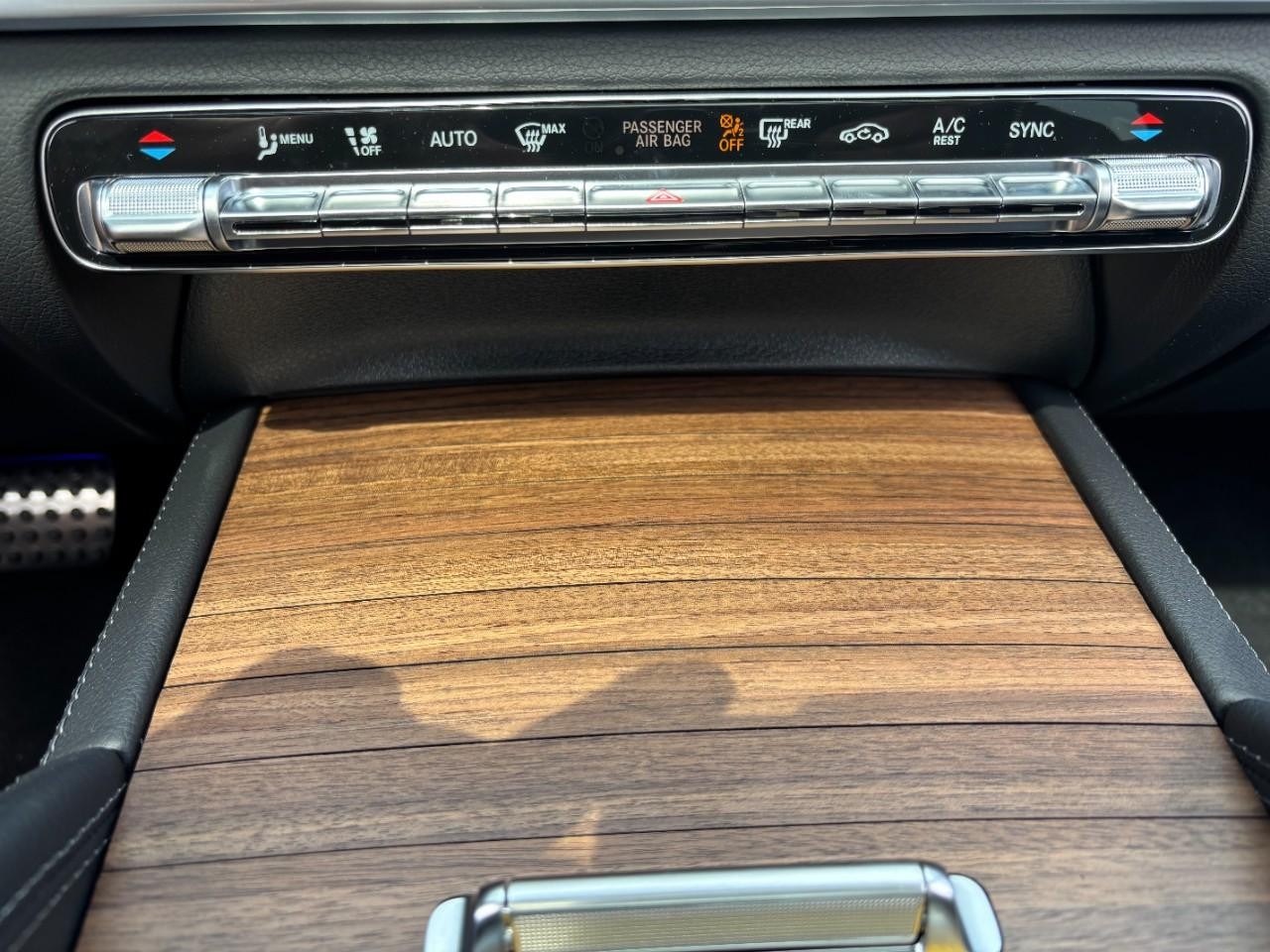 Mercedes-Benz GLS Vehicle Full-screen Gallery Image 29