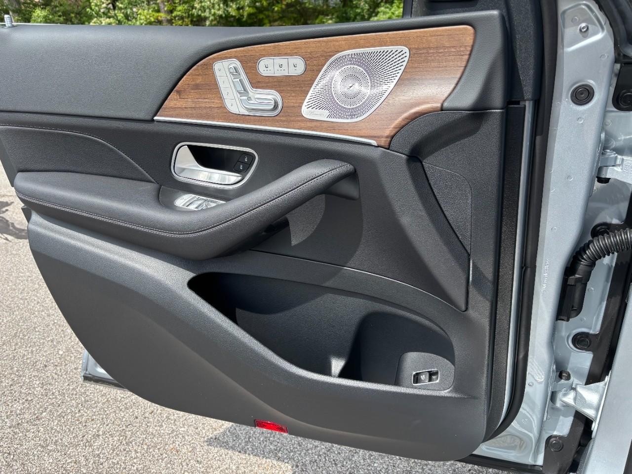 Mercedes-Benz GLS Vehicle Full-screen Gallery Image 33