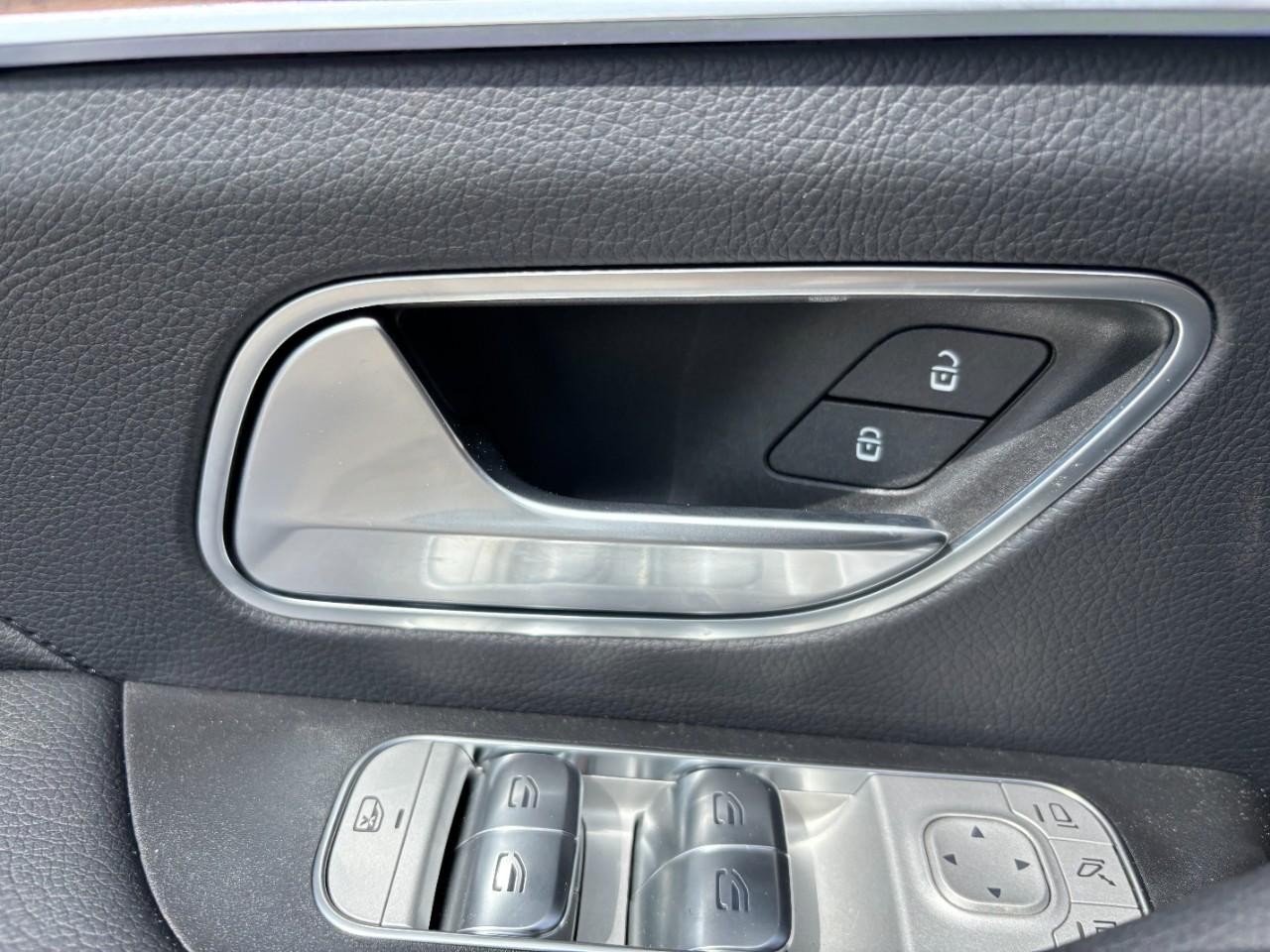 Mercedes-Benz GLS Vehicle Full-screen Gallery Image 37