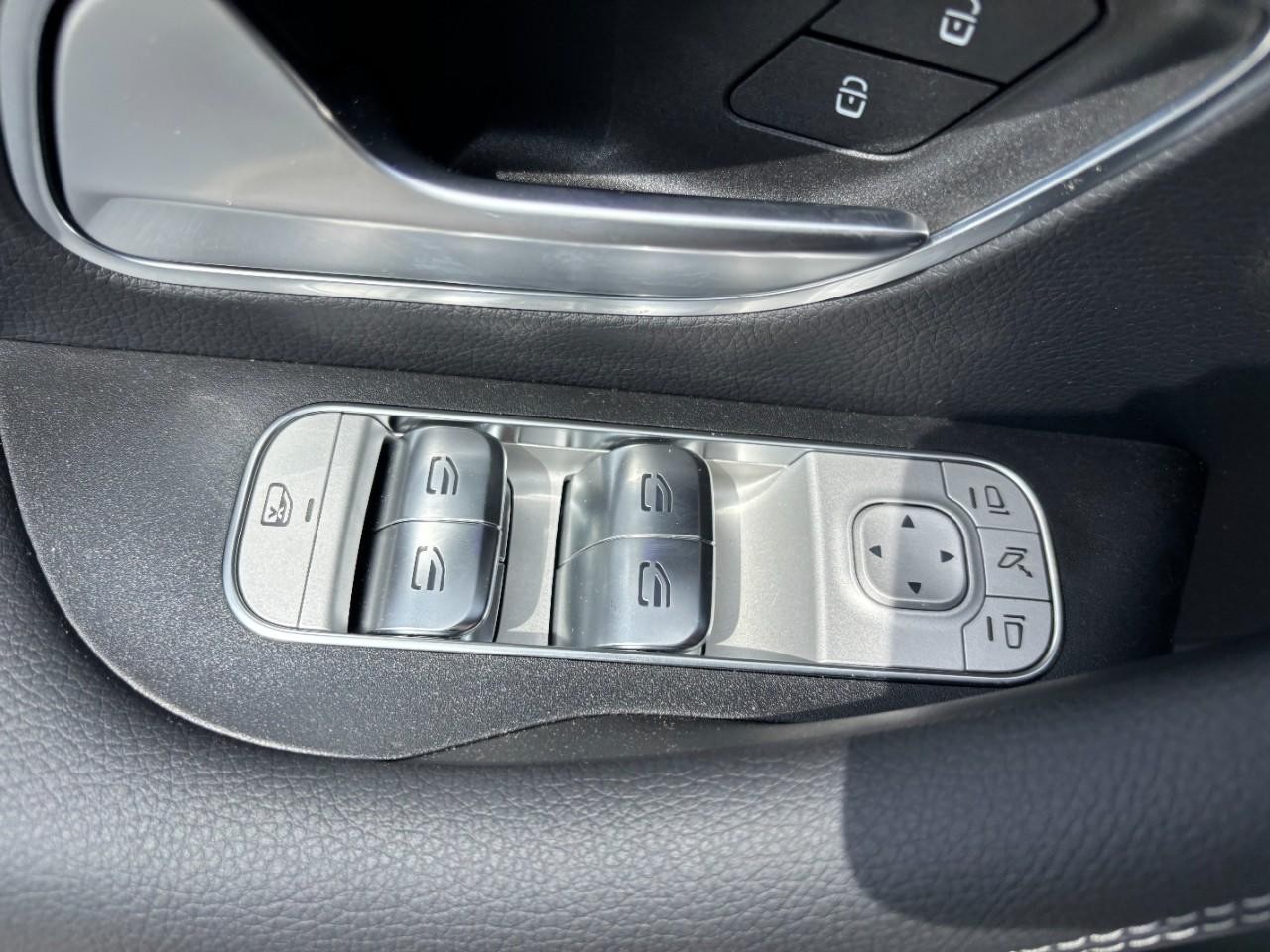 Mercedes-Benz GLS Vehicle Full-screen Gallery Image 38