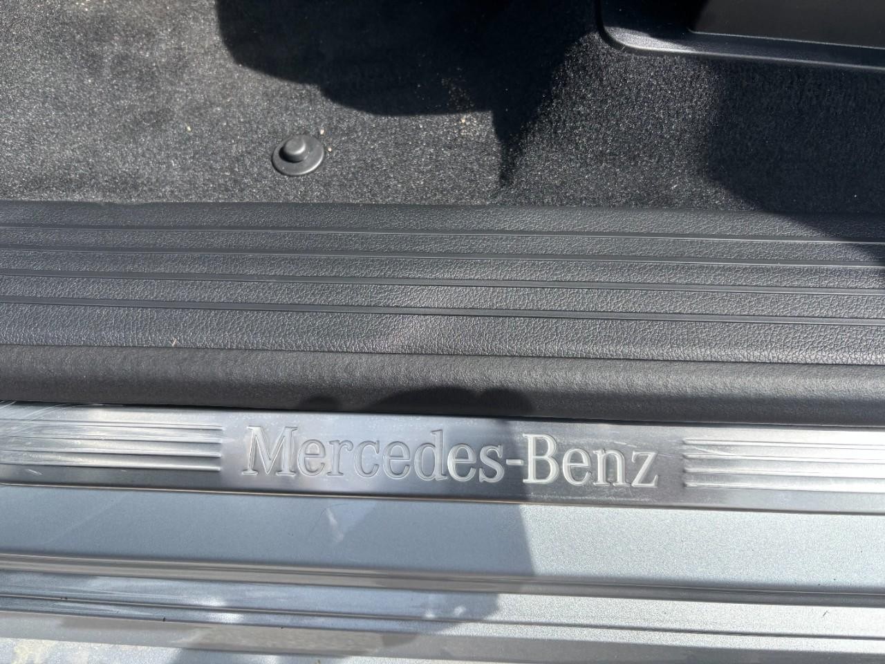 Mercedes-Benz GLS Vehicle Full-screen Gallery Image 39