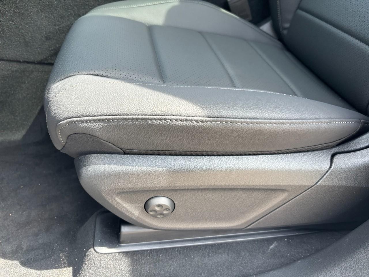 Mercedes-Benz GLS Vehicle Full-screen Gallery Image 40