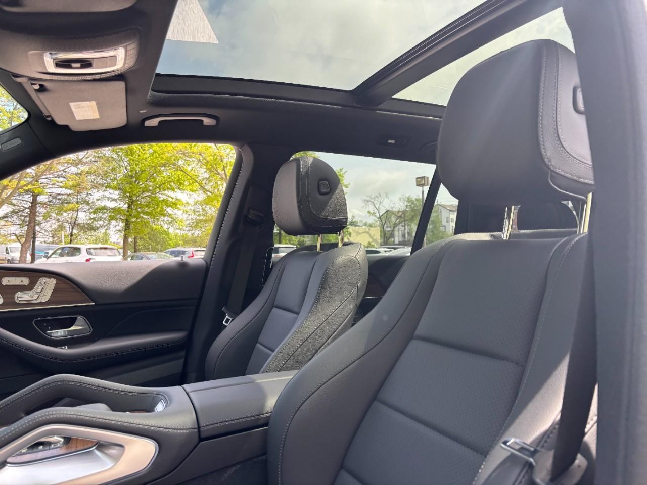 Mercedes-Benz GLS Vehicle Full-screen Gallery Image 41