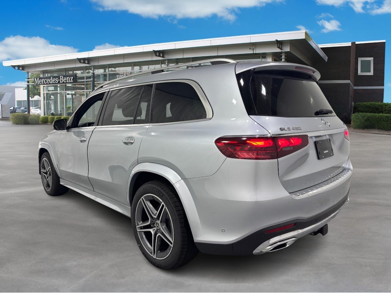 Mercedes-Benz GLS Vehicle Full-screen Gallery Image 3