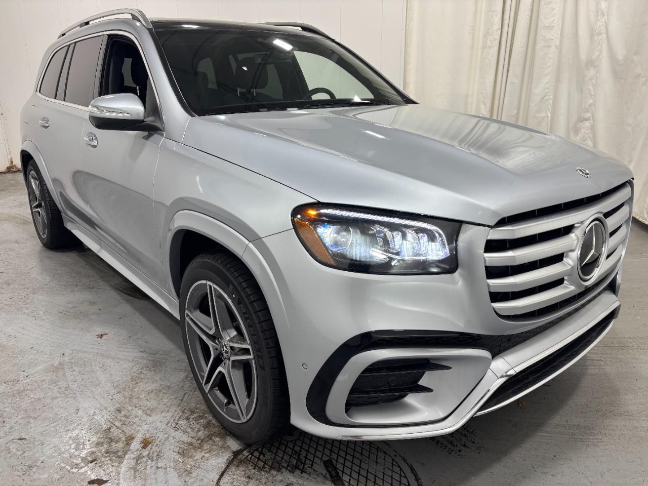 Mercedes-Benz GLS Vehicle Full-screen Gallery Image 6