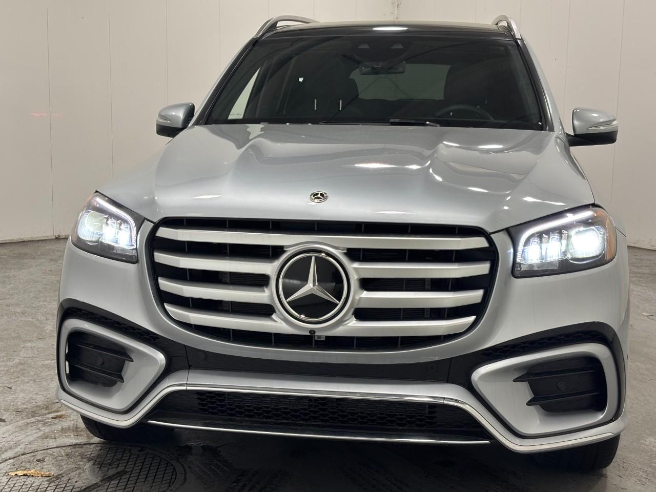 Mercedes-Benz GLS Vehicle Full-screen Gallery Image 7