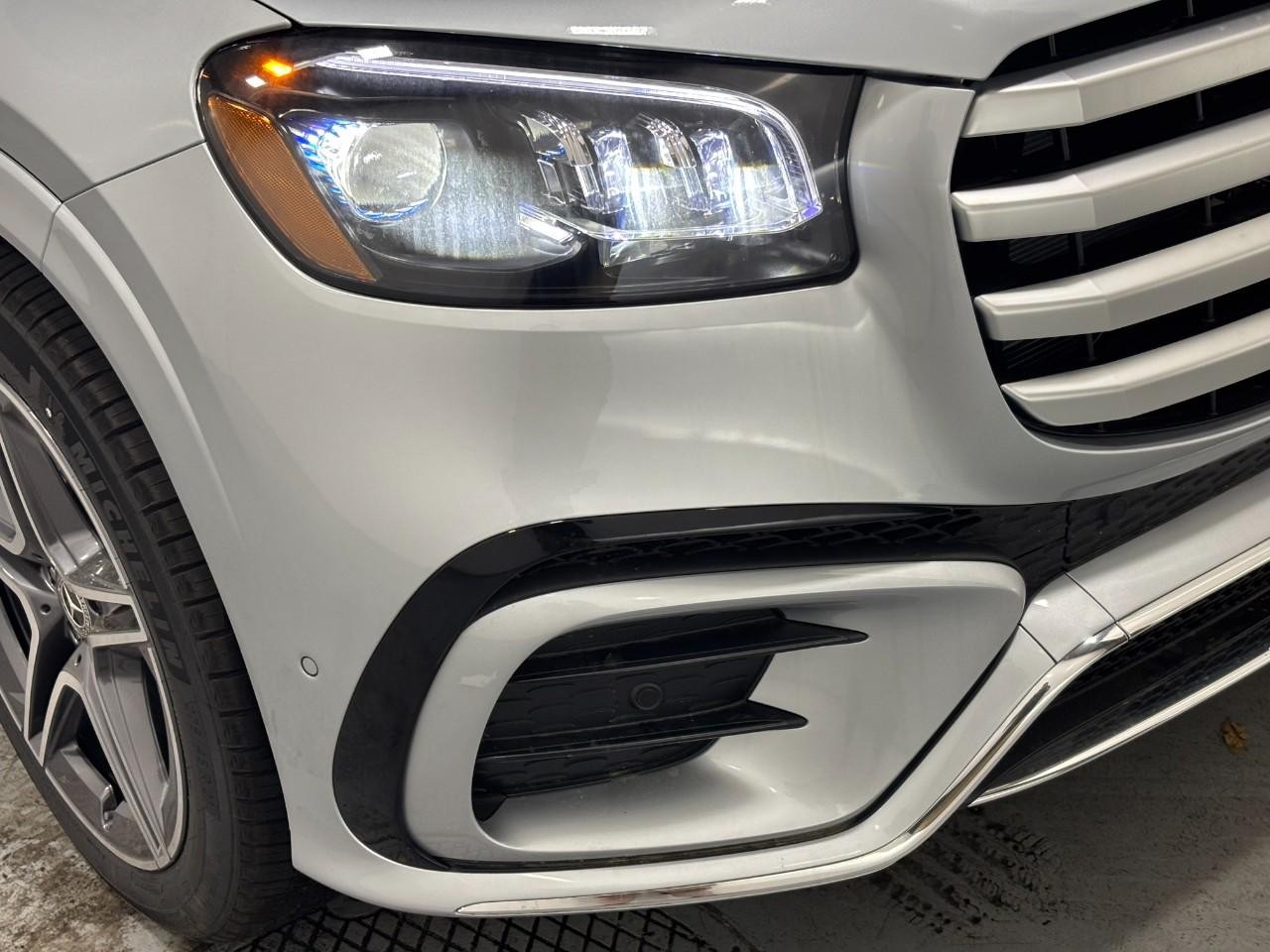 Mercedes-Benz GLS Vehicle Full-screen Gallery Image 8