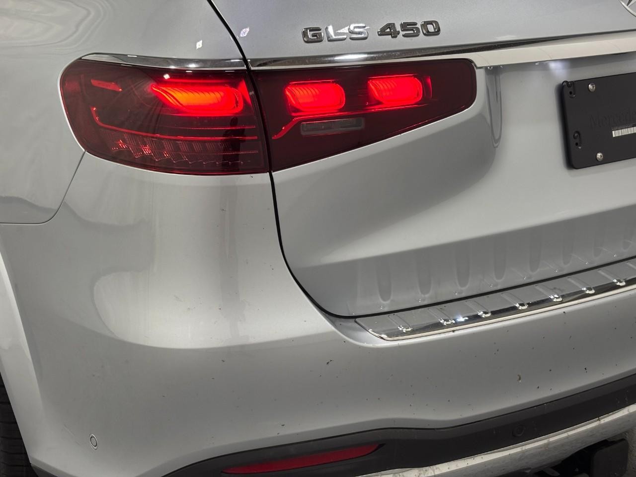 Mercedes-Benz GLS Vehicle Full-screen Gallery Image 11