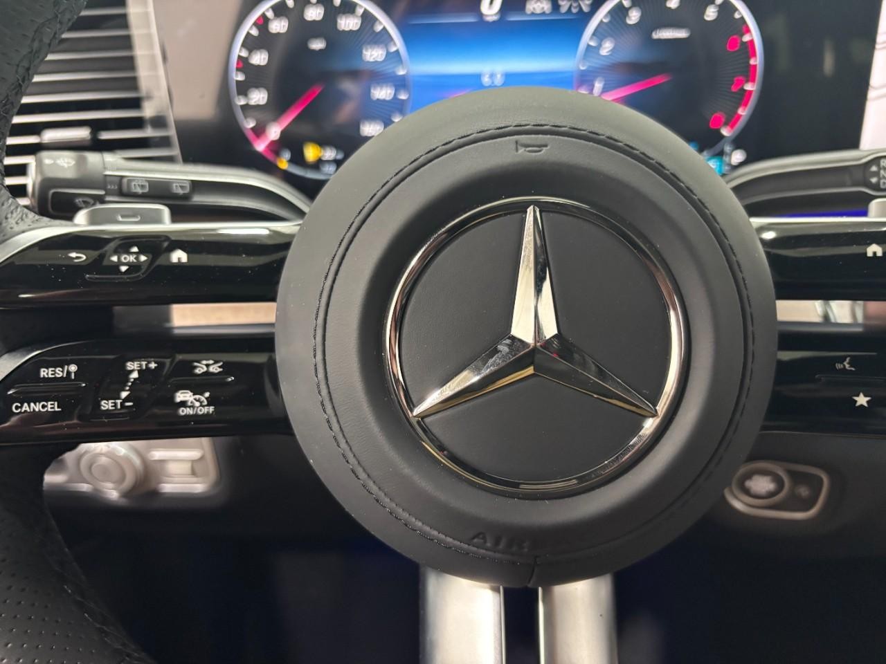 Mercedes-Benz GLS Vehicle Full-screen Gallery Image 23